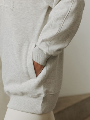 self. Sweatshirt in Grau