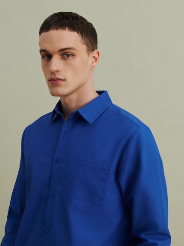 DAN FOX APPAREL جينز مضبوط قميص 'Kenan' بلون أزرق
