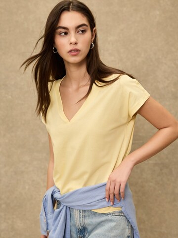 Tricou de la Next pe galben: față