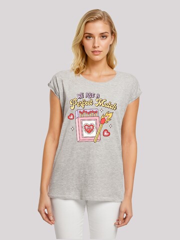 T-shirt 'We Are A Perfect Match Love' F4NT4STIC en gris : devant