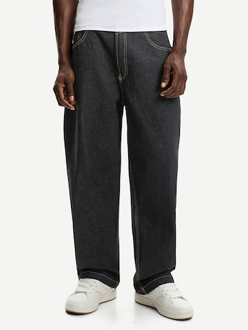 Bershka Baggy Jeans in Grey: front