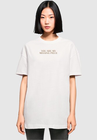 Merchcode T-Shirt 'Missing Piece' in Weiß: predná strana