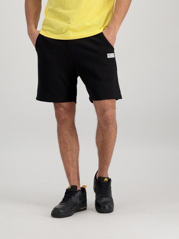 ALPHA INDUSTRIES Regular Shorts in Schwarz