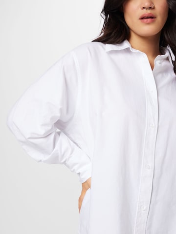 Gina Tricot Curve - Blusa 'Jess' en blanco