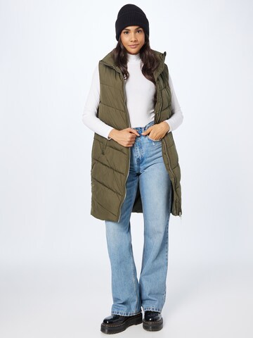 Gilet 'Carolin' ABOUT YOU en vert