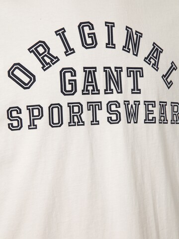Tricou de la GANT pe alb
