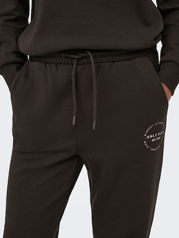 Tapered Pantaloni sportivi 'ONPCava' di ONLY PLAY in marrone
