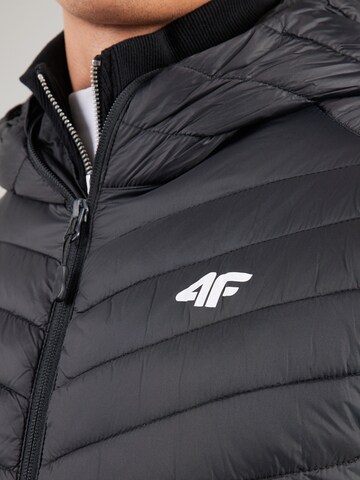 Vestă sport de la 4F pe negru