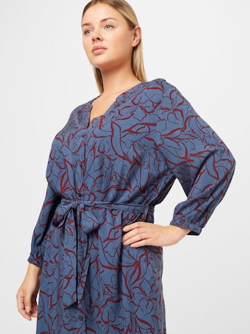 Robe-chemise 'NOVA BECH' ONLY Carmakoma en bleu