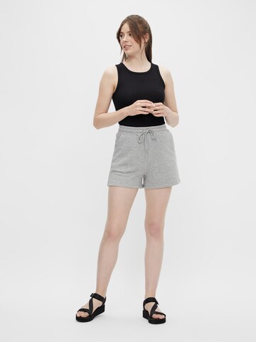 PIECES Regular Shorts 'Chilli' in Grau