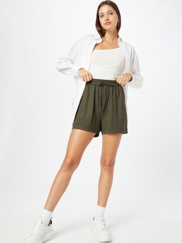 ABOUT YOU Loosefit Shorts 'Marina' in Grün