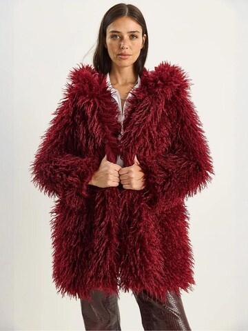 Cappotto invernale di Bianco Lucci in rosso: frontale