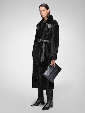V S P Wintermantel 'Gabrielle' in Zwart