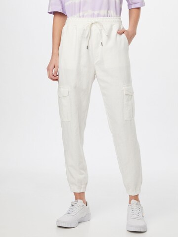GAP Tapered Cargo Pants in White: front