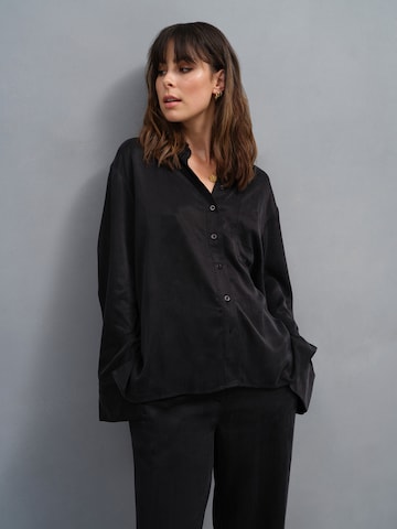 A LOT LESS Blouse 'Viola' in Black: front