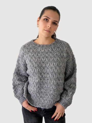WEARABLE STORIES Pullover 'Simona' in Grau: Vorderseite