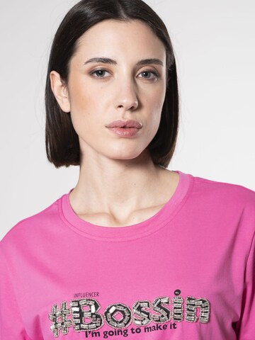 T-shirt 'Bossing' Influencer en rose