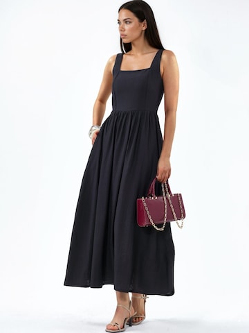 Robe Busem en noir : devant