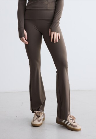 rethinkit studios Flared Leggings 'All Day' in Bruin: voorkant
