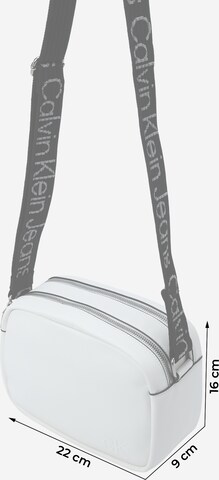 Calvin Klein Jeans - Bolso de hombro en blanco