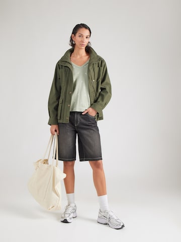 Tricou de la GAP pe verde