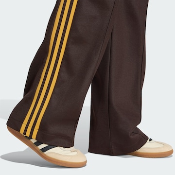 ADIDAS ORIGINALS - Loosefit Calças 'Classic' em castanho