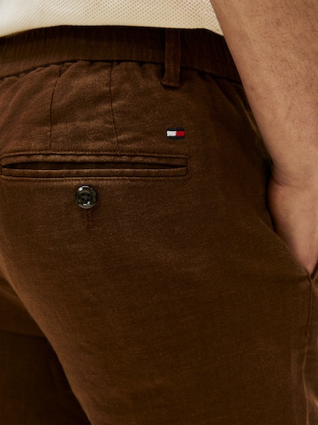 Coupe slim Pantalon chino 'Denton' TOMMY HILFIGER en marron