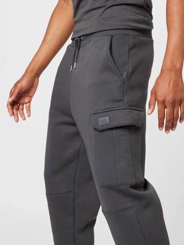 Effilé Pantalon cargo ALPHA INDUSTRIES en gris