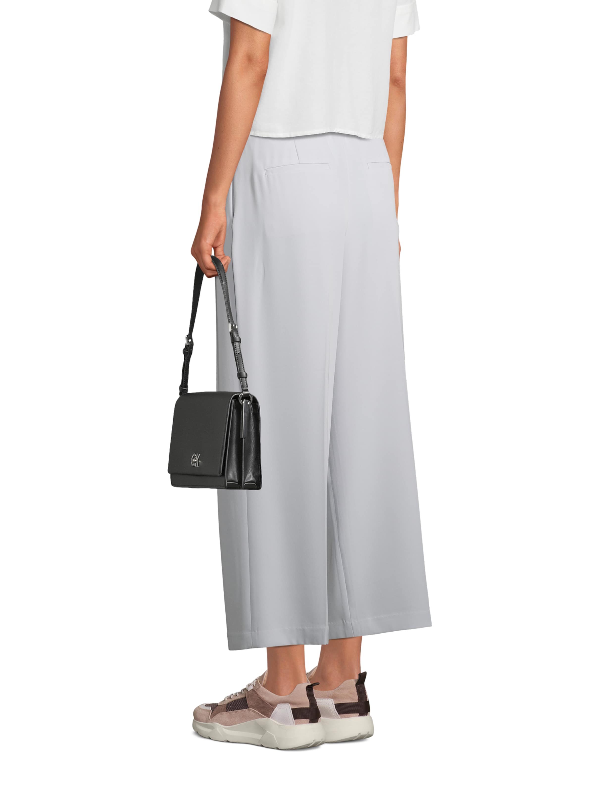 Calvin Klein Olkalaukku värissä musta