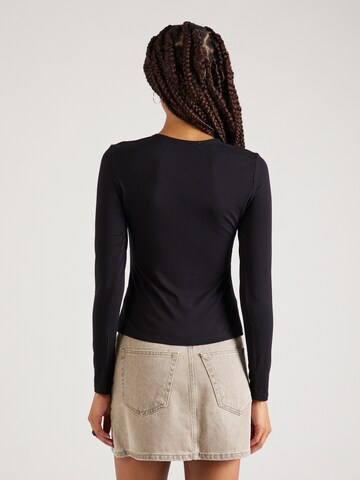 ABOUT YOU T-shirt 'Clarissa' i svart