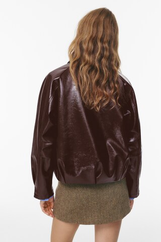 Geacă de primăvară-toamnă de la Pull&Bear pe roșu