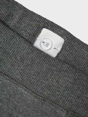 NAME IT - Tapered Pantalón en gris