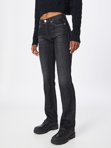 Tommy Jeans Flared Jeans 'MADDIE' in Blauw: voorkant