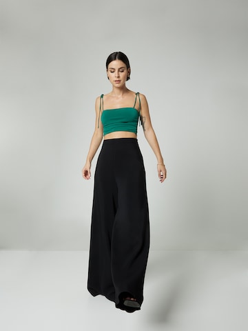 A LOT LESS Wide leg Broek 'Josefina' in Zwart: voorkant