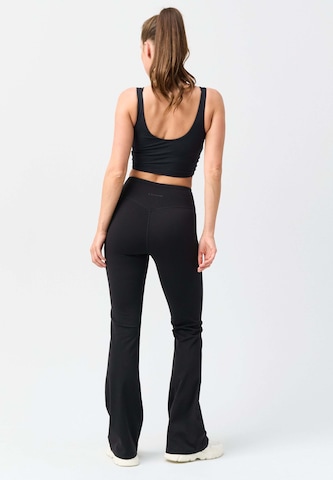 OCEANSAPART - Acampanado Leggings 'Gianna' en negro