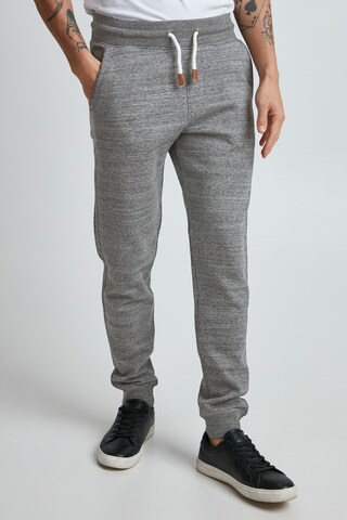 11 Project Tapered Broek 'MENKO' in Grijs: voorkant