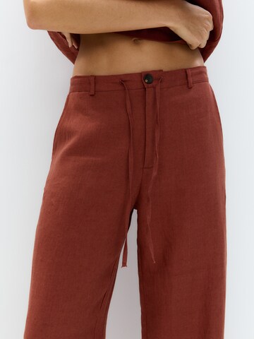 Pull&Bear Ohlapna forma Hlače | rdeča barva
