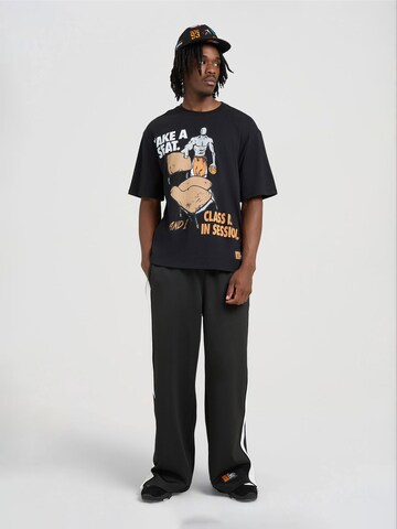 AND1 T-shirt 'Der Unterricht hat begonnent' i svart