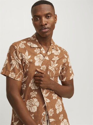 JACK & JONES - Ajuste confortable Camisa 'JJFlores' en marrón