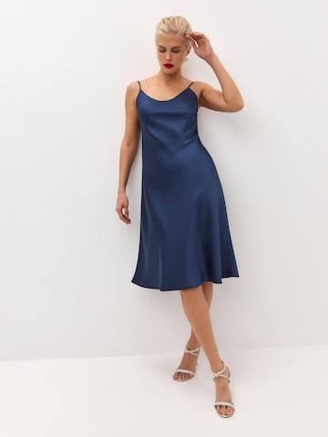 Serena Silueta Kjole 'Below the knee satin slip dress 'Grace'' i blå