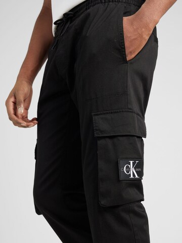 Tapered Pantaloni cargo di Calvin Klein Jeans in nero