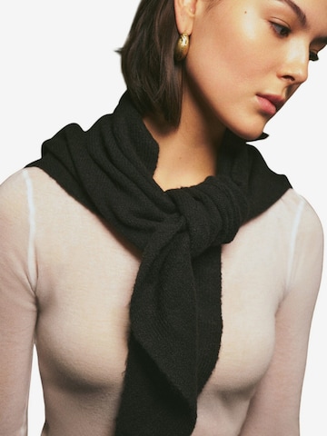 MANUKA Scarf in Black: front