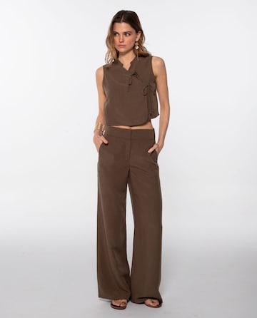 THE-ARE Loose fit Trousers in Brown