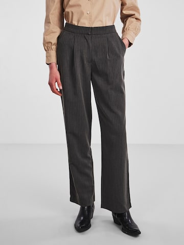 Y.A.S Regular Pleat-Front Pants 'PINLY' in Grey: front