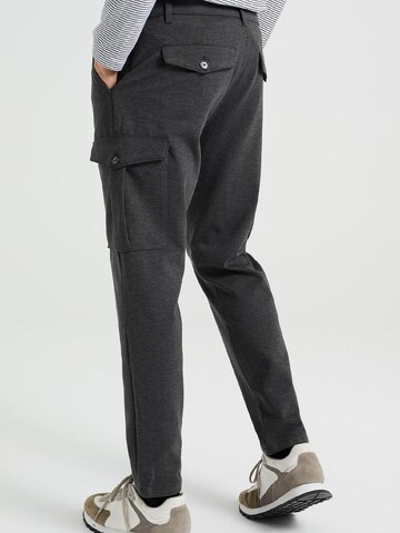 Tapered Pantaloni cargo di WE Fashion in grigio