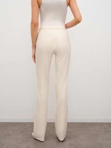 RÆRE by Lorena Rae Rozkloszowany krój Spodnie 'Tall' w kolorze biały