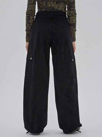 GUESS Wide leg Cargo Pants in Black