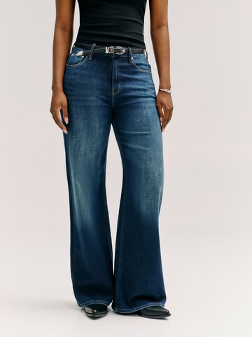 GUESS Wide leg Jeans in Blue: front