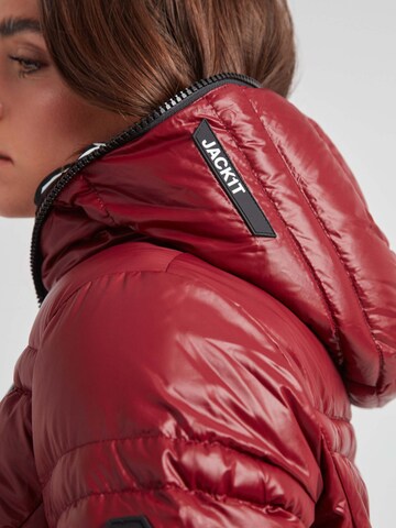 JACK1T Outdoorjas ' R4D Tramline Puffer Racer Lux ' in Rood