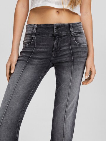 Bootcut Jeans con pieghe di Bershka in grigio